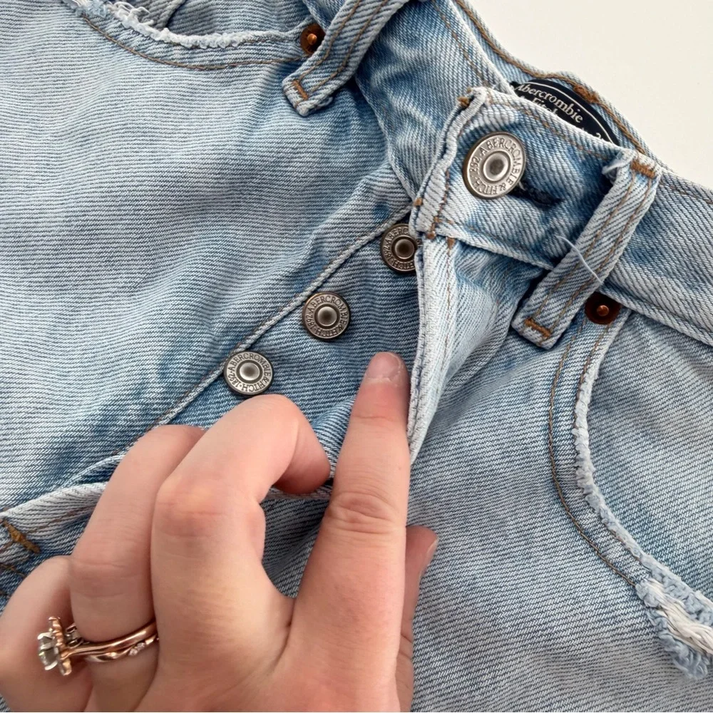 Abercrombie & Fitch High Rise 9” Short Women’s Light Wash Distressed Denim 0 - Picture 5 of 8